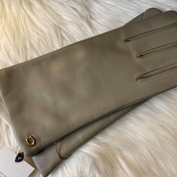 76014 - Coach Sculpted Signature Leather Tech Gloves - Picture 3 of 4